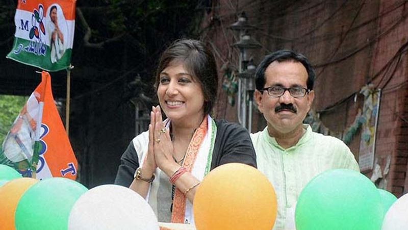 ताजा घटनाक्रम में वैशाली ने आरोप लगाया कि पिछले 3-4 सालों में पार्टी में कुछ लोग काम नहीं करने दे रहे हैं।
(FILE फोटो-पिछले इलेक्शन में वैशाली)
