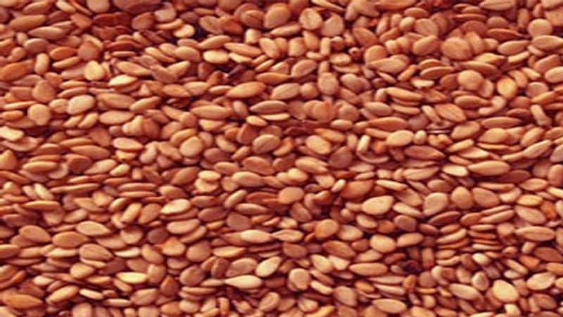 लाल तिल (Red sesame) शरीर को गर्माहट देता है। इस वजह से ठंड के मौसम में इसका प्रयोग खूब होता है। वहीं तिल के तेल में खाना बनाने से दिल भी स्वस्थ रहता है।