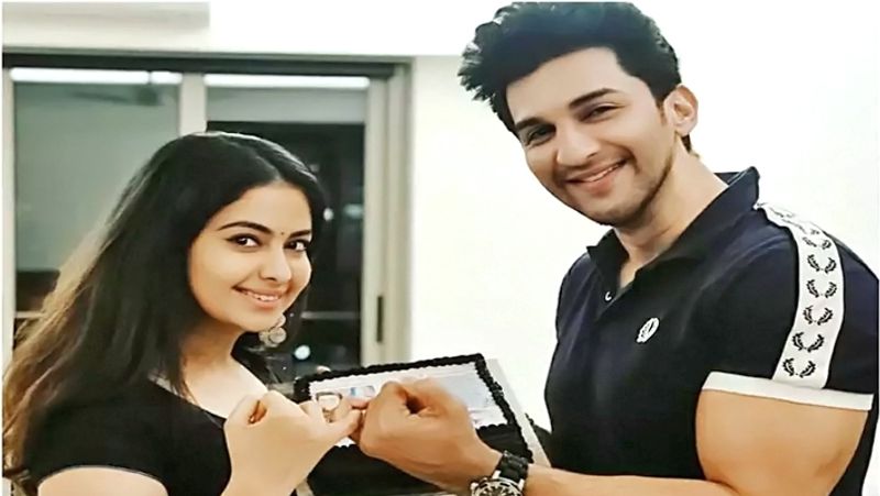 शो में काम करने के 2 साल बाद ही अविका और मनीष की डेटिंग की खबरें आने लगी थीं। उस वक्त अविका 16 साल की थीं, जबकि मनीष की उम्र 34 साल थी। एक इंटरव्यू में अविका ने कहा था कि मैं और मनीष अच्छे दोस्त हैं और हमें इस बात से फर्क नहीं पड़ता कि लोग हमारे बारे में क्या कह रहे हैं।