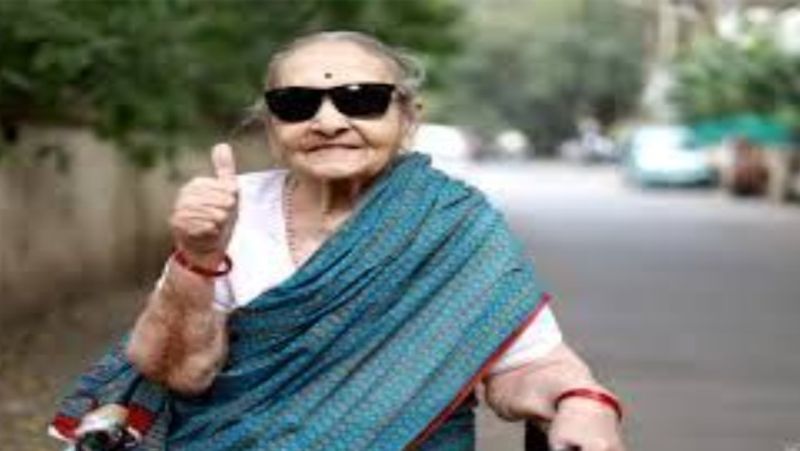 100 साल की उम्र में भी आजी बेहद फिट और हेल्दी है। जिसकी पीछे की वजह वो कहती हैं कि 'जियो और जीने दो, यही मेरी लाइफ की सोच है।' समय के साथ बदलने पर आजी हमेशा से ही विश्वास करती आई है। तभी तो उनके पोता-पोती उनके साथ दोस्त की तरह बातें शेयर करते हैं।