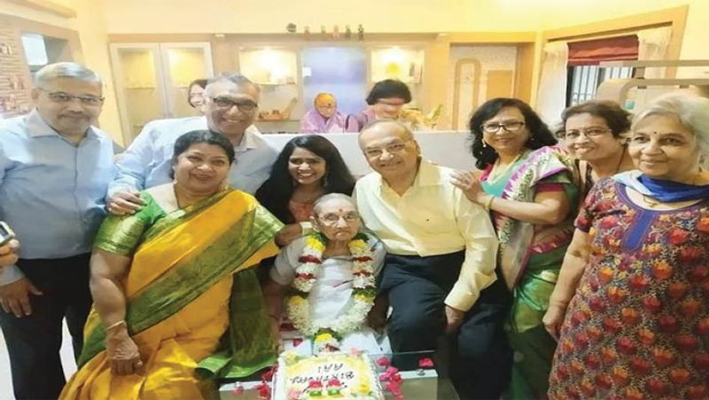 बता दें कि आजी के 5 बच्चे और 10 पोता-पोती हैं, जिनके साथ वो हर त्योहार सेलिब्रेट करती है। यहां तक की बच्चों के साथ पिज्जा पार्टी हो या बर्गर खाना वह हमेशा रेडी रहती हैं। बच्चे भी आजी की कंपनी बहुत एंजॉय करते है।