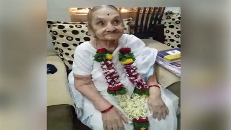 ये तो सब बीते जमाने की बात हो गई, आज हम आपको मिलवाते हैं ऐसी महिला से जो 100 साल की उम्र में भी काफी मॉर्डन और खुले विचारों की है। ये महिला आजी नाम से फेमस हो रही है। सोशल मीडिया पर आजी आजकल सुर्खियों में हैं। फेसबुक पेज 'ह्यूमंस ऑफ बॉम्बे' पर आजी की स्टोरी खूब वायरल हो रही है। 