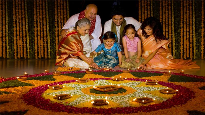 ये परिवार हंसी-खुशी अपनी जिंदगी जीता है। छोटे-बड़े हर तीज-त्योहार पर सब साथ होते हैं और हंसी की खूब ठिठोली लगती है।