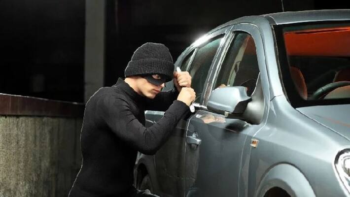 The man had to leave the key in the car, the thief escaped with the wife including the car asa The man had to leave the key in the car, the thief escaped with the wife including the car asa