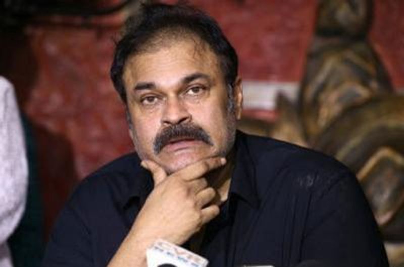 తాజాగా నాగబాబు తనని తాను సింహంతో పోల్చుకుంటున్నాడు. కోరమీసం తో కొత్త లుక్ లో దిగిన ఫోటో పోస్ట్ చేయడంతో పాటు బలమైన, బరువైన కొటేషన్స్ కొడుతున్నాడు.