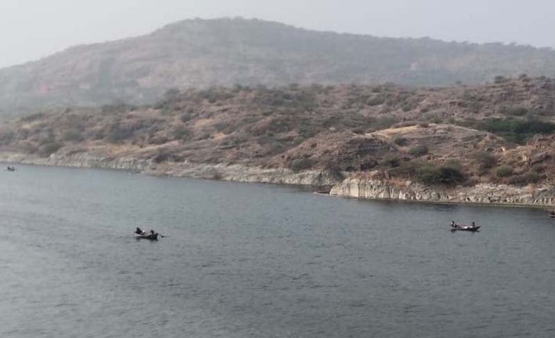 कैप्टन के दोस्तों और सेना के साथी जवानों का कहना है कि अंकित को पानी से बेहद लगाव था। वह जब भी आसपास कोई नदी देखता तो उसमें तैरने के लिए छलांग लगा देता था। आज यही पानी उसकी मौत की वजह बना। यह कैसा संयोग है कि जिससे ज्यादा लगाव रखा वही उसे ले गया। (जोधपुर की कायलाना झील)