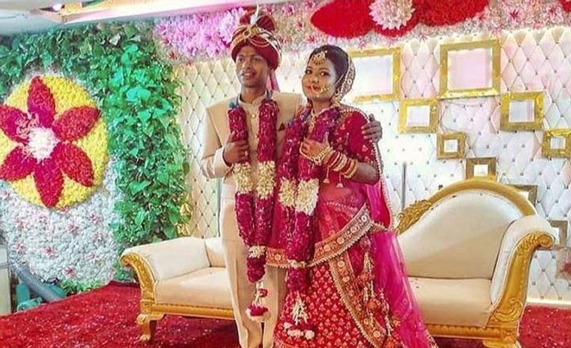  बता दें कि गुरुग्राम के रहने वाले 28 वर्षीय कैप्टन अंकित की शादी 23 नवम्बर को हुई थी। अंकित में सेना के प्रति इतना जज्बा था कि वह शादी होने के कुछ दिन ही वे अपनी ट्रेनिंग पूरी करने जोधपुर आ गए। कमांडों ने अपने एक दोस्त को बताया था कि अब शादी तो हो गई है, लेकिन देश की सेवा पहले है, इसलिए पत्नी के साथ तो बाद में वक्त बिता लूंगा। लेकिन उससे पहले ही यह दर्दनाक हादसा हो गया।
