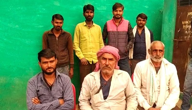 शादी में 800 लोगों को भोज भी कराया गया था। गांववालों का मानना है कि इस शादी से उन लोगों की पानी की दिक्कत खत्म हो जाएगी। कुत्ते के मालिक अशोक यादव ने बताया कि गांव में पीने के लिए भी पानी नहीं है।
फोटो सोर्स-आजतक