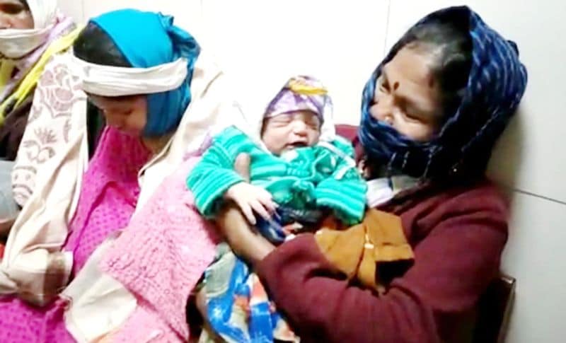 इस दर्दनाक हादसे की वजह से जिले के करीब 10 गांवों में अब मातम पसरा हुआ है। इनके घर चूल्हे नहीं जल रहे हैं, अपनी संतान खो देने के बाद परिजन सिर्फ चीख रहे हैं। जिन मांओं का बच्चा चला गया, उनका दर्द बयां करने के लिए शब्द तक नहीं हैं। आखिर किस मन से उन्हें कोई दिलासा दे कि 9 महीनों की तुम्हारी कोख 9 मिनट में उजड़ गई।