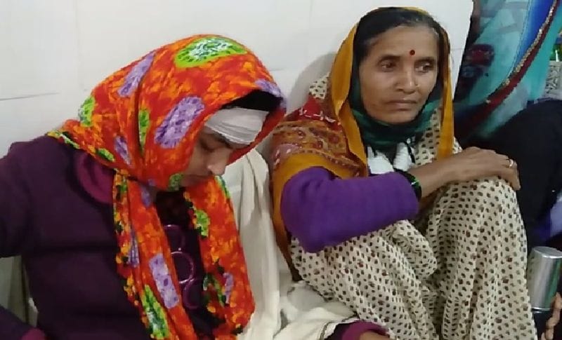 राष्ट्रपति रामनाथ कोविंद और प्रधानमंत्री नरेंद्र मोदी ने भंडारा में हुए हादसे पर दुख जताया है। राष्ट्रपति ने कहा कि महाराष्ट्र के भंडारा में हुए अग्नि हादसे में शिशुओं की असामयिक मृत्यु से मुझे गहरा दुख हुआ है। इस ह्रदय विदारक घटना में अपनी संतानों को खोने वाले परिवारों के प्रति मेरी हार्दिक संवेदना। वहीं PM मोदी ने इसे दिल दहला देने वाली त्रासदी बताया है। उन्होंने सोशल मीडिया पर लिखा कि हमने बहुत कीमती नई जिंदगियां खो दीं। मेरी संवेदनाएं पीड़ित परिवारों के साथ हैं।
