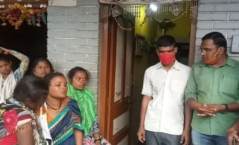 बताया जाता है कि नाजुक हालत में इस वॉर्ड में करीब 17 बच्चों को रखा गया था। जिनमें से 7 की जान बचा ली गई। जब यहां आग लगी तो सबसे पहले एक नर्स ने धुआं निकलते देखा। उन्होंने तुरंत अस्पताल के अधिकारियों को इसकी जानकारी दी। जिन 10 परिवारों ने अपने नवजात बच्चों को खो दिया है उनका रो-रोकर बुरा हाल है। इस हादसे पर कई सवाल खड़े हो रहे हैं कि आखिर कौन इसका जिम्मेदार है।