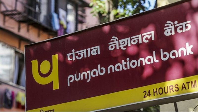 पंजाब नेशनल बैंक (PNB) में फिक्स्ड डिपॉजिट पर ब्याज दर 5.30 फीसदी है। यहां अगर 5 साल के लिए 5 लाख रुपए फिक्स्ड डिपॉजिट स्कीम में लगाए जाएं तो मेच्योरिटी पर 6,51,335 रुपए मिलेंगे। इस तरह ब्याज के रूप में मुनाफा 1,51,335 रुपए होगा। (फाइल फोटो)