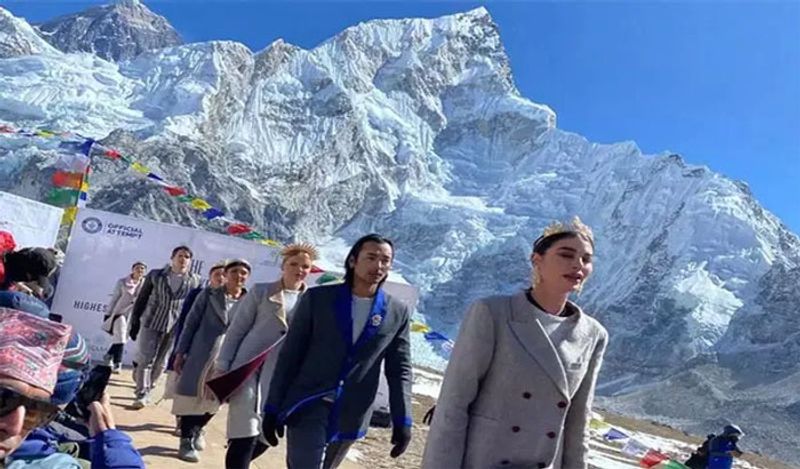 नेपाल: भारत के बाद हमारा पड़ोसी देश नेपाल (Nepal) दूसरा ऐसा देश है जहां सबसे ज्यादा हिंदी बोली जाती है। यहां हिंदी के साथ ही नेपाली और भोजपुरी भी बोली जाती हैं।