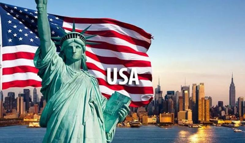 अमेरिका: अमेरिका (America) में हिंदी भाषी लोगों का तीसरा सबसे बड़ा समूह है। देश में लगभग 6 लाख लोग इस भाषा को बोलते हैं। अमेरिका में हिंदी 11 वीं सबसे पॉपुलर विदेशी भाषा है।