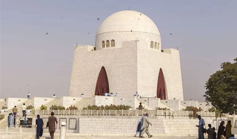 पाकिस्तान: भारत के पड़ोसी देश पाकिस्तान (Pakistan) में भी हिंदी भाषा का इस्तेमाल किया जाता है। वैसे तो यहां अंग्रेजी और उर्दू को ऑफीशियल भाषाओं में शामिल किया गया है। पर यहां पंजाबी, सिंधी, पास्तो, बलूची और हिंदी भाषाएं भी बोली जाती हैं।
