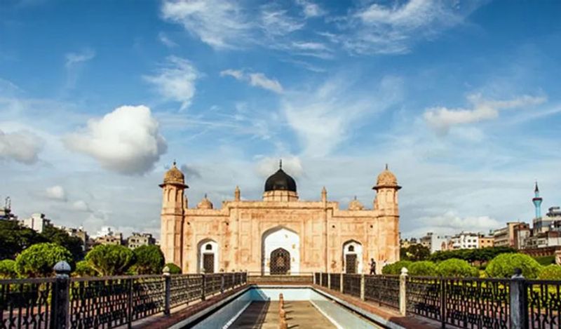 बांग्लादेश: बांग्लादेश (Bangladesh) की ऑफीशियल भाषा तो बंग्ला है। पर यहां इंग्लिश के साथ हिंदी भी बोली जाती है।