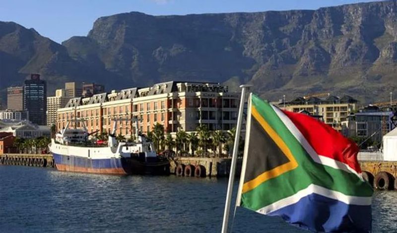 साउथ अफ्रीका: साउथ अफ्रीका (South Africa) में अंग्रेजी और अफ्रीकन ऑफीशियल भाषा है। पर यहां अन्य कई क्षेत्रिय भाषाओं के साथ हिंदी भी बोली जाती है।