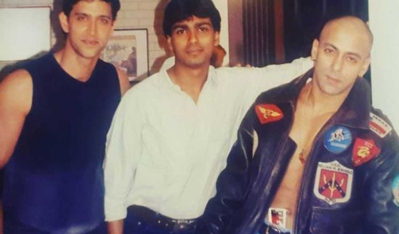 फिल्मों के बारे में सीखने के लिए उनके पिता राकेश ने ऋतिक रोशन ने उन्हें असिस्टेंट डायरेक्टर रखा हुआ था। उन्होंने कई सावों तक अपने पिता की फिल्मों के सेट्स पर काम किया था। इतना ही नहीं एक्टर ने सेट्स पर झाड़ू तक लगाने का काम किया था। वो स्टार्स के लिए चाय भी ले जाया करते थे। राकेश रोशन के पिता का उद्देश्य उन्हें सबकुछ शुरुआत से सिखाना था। 