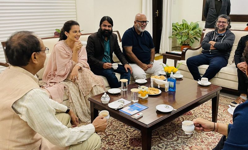 वहीं मुख्यमंत्री शिवराज सिंह चौहान ने भी एक्ट्रेस की जमकर तारीफ की। उन्होंने कहा कि अभिनेत्री सुश्री कंगना पद्मश्री सुश्री कंगना जी देश की बहुत कुशल, योग्य और देशभक्त कलाकार हैं। मुझे इस बात की खुशी है कि फिल्म में सामाजिक मुद्दे को प्रमुखता से उठाया जा रहा है। मुझे खुशी है कि उनकी यह फिल्म महिलाओं और बच्चों के शोषण के खिलाफ है। मैं कंगना और उनकी टीम को फिल्म धाकड़ की मध्यप्रदेश में शूटिंग के लिए धन्यवाद देता हूं।