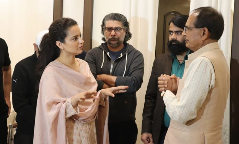 कंगना ने प्रदेश में बने लव जिहाद के कानून पर कहा कि यह अच्छा कानून है। मुझे लगता है, बहुत सारे लोगों को इससे परेशानी हुई है। कुछ लोगों के दिमाग में ये बात नहीं बैठती कि यह लॉ उन लोगों के लिए है, जिन्हें दिक्कत हुई है। जो लोग धोखा देकर लड़कियों का शोषण करते हैं यहा उन्हें गुमराह करते हैं उनको ठिकाने लगाने के लिए यह एक अच्छा कानून है।