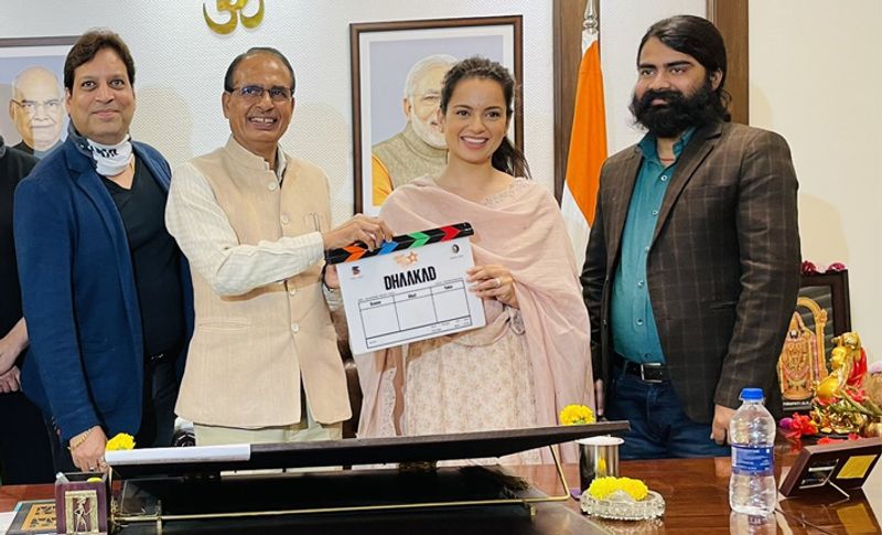बता दें कि कंगना शनिवार सुबह भोपाल रे इकबाल मैदान पहुंचीं। जहां उन्होंने प्रदेश की पर्यटन मंत्री ऊषा ठाकुर के साथ ‘धाकड़’ फिल्म का मुहूर्त शूट दिया।
