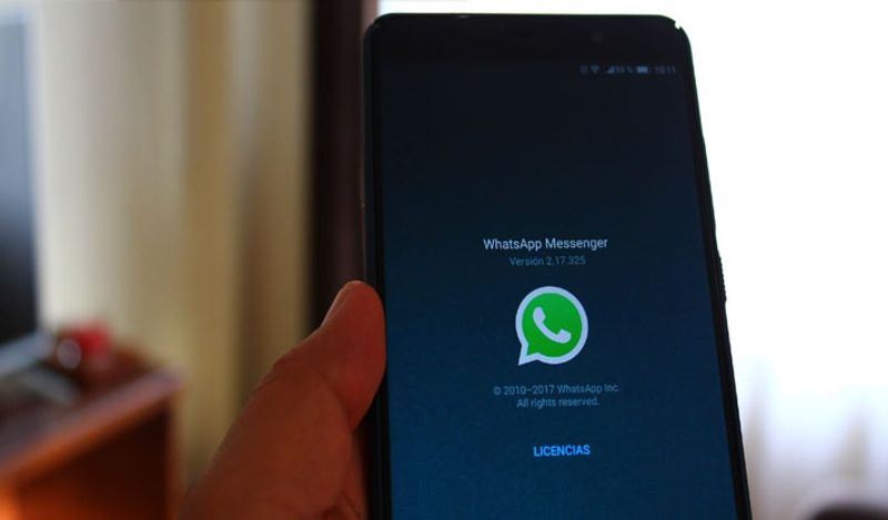 WhatsApp ने 8 फरवरी से अपने यूजर्स के लिए नए प्राइवेसी पॉलिसी को एक्सेप्ट करने का प्रेशर डालना शुरू कर दिया है। उसने नोटिफिकेशन भेज यूजर्स को साफ़ कर दिया है कि अगर इन टर्म्स को नहीं माना तो अकाउंट डिलीट कर दिया जाएगा। 