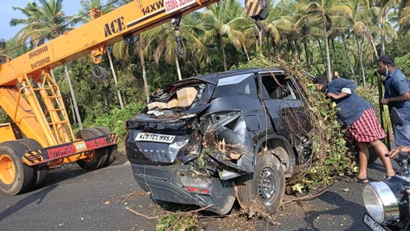 बता दें कि टाटा की कारों को उनकी मजबूती के लिए जाना जाता है। टाटा अपनी कारों की मार्केटिंग भी मजबूती के दम पर ज्यादा करती है। यही कारण है कि ग्लोबल कार सेफ्टी टेस्ट में टाटा की कारों को 5 और 4 स्टार सेफ्टी रेटिंग दिया गया है।
