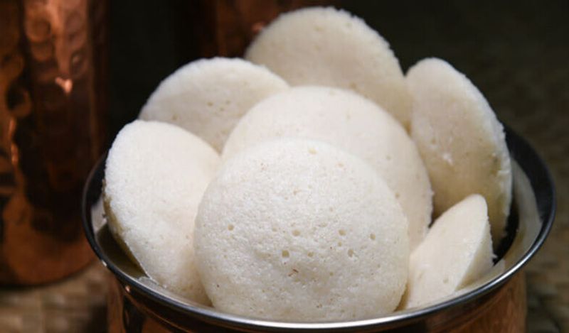 ಇಡ್ಲಿಯ ಪೋಷಕಾಂಶಗಳು - ಇಡ್ಲಿಯಲ್ಲಿ ಹೆಚ್ಚಿನ ಪ್ರಮಾಣದ ಕಾರ್ಬೋಹೈಡ್ರೇಟ್ಗಳುಪ್ರೋಟೀನ್ಗಳು, ವಿವಿಧ ಕಿಣ್ವಗಳು, ಕೊಬ್ಬುಗಳು, ಅಮೈನೋ ಆಮ್ಲಗಳು ಮತ್ತು ಫೈಬರ್ ಇರುತ್ತದೆ. ಇದಲ್ಲದೆ, ಇಡ್ಲಿಯು ಮೂಳೆಗಳು ಮತ್ತು ಮೂತ್ರಪಿಂಡಗಳು ಆರೋಗ್ಯಕರವಾಗಿರಲು ಸಹಾಯ ಮಾಡುತ್ತದೆ