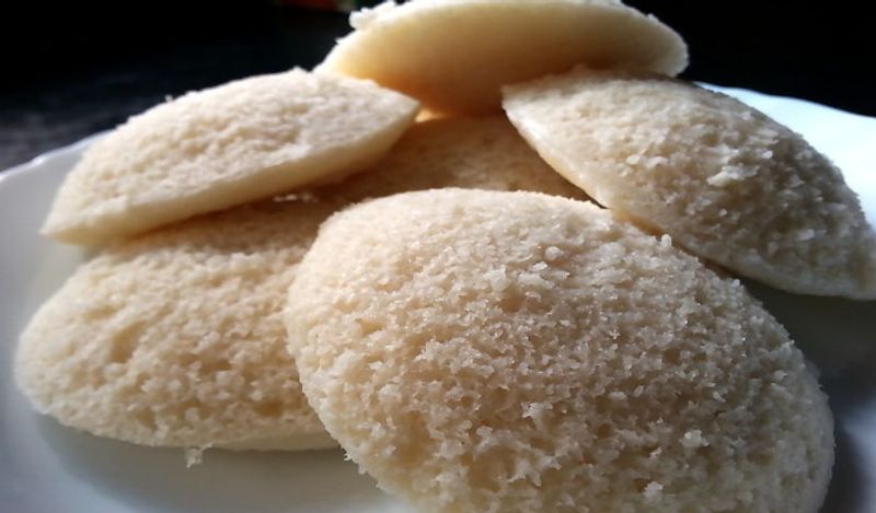 ಇಡ್ಲಿ ಆರೋಗ್ಯಕರ ಆಹಾರ ಏಕೆ: ಇಡ್ಲಿ ತಯಾರಿಸಲು ಬಿಳಿ ಅಕ್ಕಿ ಮತ್ತು ಕಪ್ಪು ಉದ್ದಿನ ಬೇಳೆ ಬಳಸಲಾಗುತ್ತದೆ. ನೆನೆಸಿದ ಮಸೂರ ಮತ್ತು ಅಕ್ಕಿಯನ್ನು ಪುಡಿಮಾಡಿ ಹುದುಗುವಿಕೆಗೆ ಇಡಲಾಗುತ್ತದೆ ಮತ್ತು ನಂತರ ಉಗಿ ಸಹಾಯದಿಂದ ಬೇಯಿಸಲಾಗುತ್ತದೆ. ಸ್ವಲ್ಪ ಮೆಂತ್ಯ ಮತ್ತು ಉಪ್ಪು ಹೊರತುಪಡಿಸಿ ಇಡ್ಲಿ ತಯಾರಿಸಲು ಬೇರೇನೂ ಅಗತ್ಯವಿಲ್ಲ, ಆದ್ದರಿಂದ ಇಡ್ಲಿ ಕಡಿಮೆ ಕ್ಯಾಲೋರಿ ಹೊಂದಿರುವ ಆಹಾರವಾಗಿದೆ.