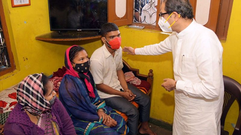 भंडारा जिला अस्पताल का निरीक्षण करने के बाद मुख्यमंत्री ने ऐलान किया कि राज्य के सभी अस्पतालों का फायर ऑडिट कराया जाएगा। भले ही किसी अस्पताल का फायर ऑडिट कुछ समय पहले ही क्यों न हुआ हो। (भोजापुर गांव में पीड़ित परिजनों को ढांढस बंधाते मुख्यमंत्री उद्धव ठाकरे)