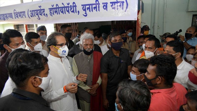 जिला अस्पताल के निरीक्षण के दौरान मुख्यमंत्री ने स्टाफ से भी चर्चा की। बता दें कि अस्पताल के सुरक्षाकर्मी गौरव ने खुलासा किया कि यहां का फायर अलार्म काम नहीं कर रहा था। अगर उपकरण ठीक से काम कर रहे होते, तो हादसे को रोका जा सकता था।
(अस्पताल के निरीक्षण के दौरान कर्मचारियों से जानकारी लेते ठाकरे)