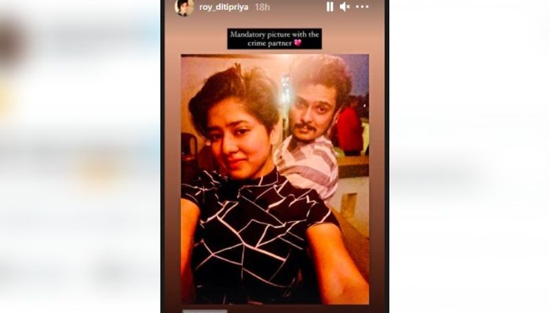 পার্টি থেকে জন্মদিনের ডিনার, একসঙ্গে বেড়াতে যাওয়া সব উৎসবেই একে অপরের সঙ্গে নজর কাড়ছেন বিশ্বাবসু ও দিতিপ্রিয়া। সোশ্যাল হ্যান্ডেলেও ছবিতে ভর্তি। এমনকী দুই পরিবারের মধ্যেও নাকি বেশ সুসম্পর্ক রয়েছে।