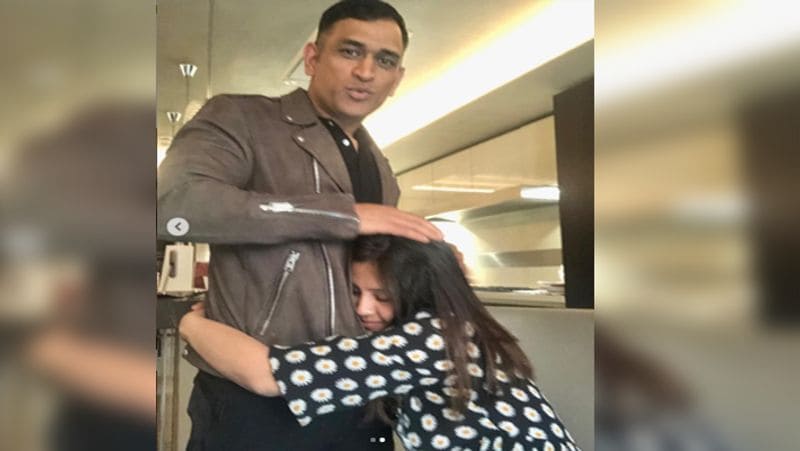 वहीं, दूसरी तस्वीर कुछ दिन पुरानी ही है। जिसमें साक्षी किसी बच्चे की तरह धोनी से लिपटी नजर आ रही है, तो धोनी भी उनके सिर पर हाथ रखें हुए कैमरे को देख स्माइल करते दिख रहे हैं।
(फोटो सोर्स- इंस्टाग्राम)