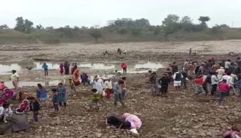 सोने-चांदी और मुगल काल के सिक्के मिलने की खबर जंगल में आग की तरह फैल गई। फिर, क्या एक गांव के लोग पार्वती नदी में सोने के सिक्के को खोजने के लिए निकलने लगे।
