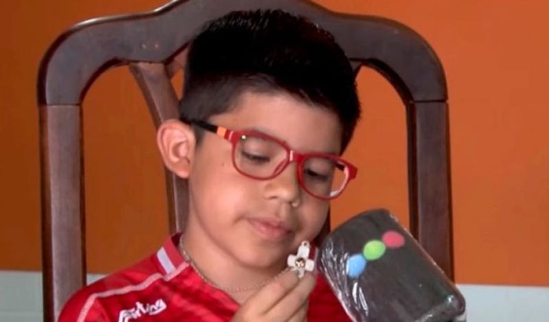 टिजियानो नाम का ये बच्चा अपने घर के बाहर खेल रहा था। तभी उसके ऊपर किसी ने फायरिंग कर दी। टिजियानो खेल में इतना बिजी था कि वो देख नहीं पाया कि उसपर गोली किसने चलाई थी। 