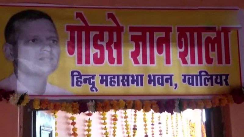 हिंदू महासभा के उपाध्यक्ष जयवीर भारद्वाज ने कहा, महासभा ने देश की स्वतंत्रता के लिए बलिदान दिया था, जबकि कांग्रेस देश के विभाजन' के लिए जिम्मेदार है।