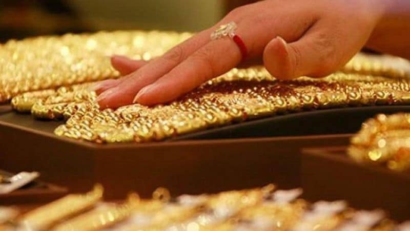 इन्वेस्टमेंट एक्सपर्ट्स का मानना है कि गोल्ड बॉन्ड में पैसा लगाना दूसरे ऑप्शन्स से बेहतर है। इसकी सबसे बड़ी खासियत यह है कि इसमें सोने की कीमत में बढ़ोत्तरी के अलावा भी 2.5 फीसदी की दर से एक्स्ट्रा ब्याज मिलता है। ऐसा फिजिकल गोल्ड में निवेश करने पर नहीं हो सकता। (फाइल फोटो)