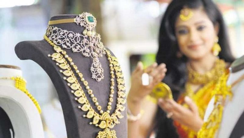 फाइनेंशियल एक्सपर्ट्स का मानना है कि गोल्ड बॉन्ड में पैसा लगाने का यह बेहतर समय है। गोल्ड अपने रिकॉर्ड हाई से करीब 7000 रुपए डिस्काउंट पर ट्रेड कर रहा है। मल्टी कमोडिटी एक्सचेंज (MCEx) पर सोना अगस्त में 56000 रुपए प्रति 10 ग्राम के स्तर को पार कर गया था। फिलहाल यह 48818 रुपए के करीब ट्रेड कर रहा है। (फाइल फोटो)