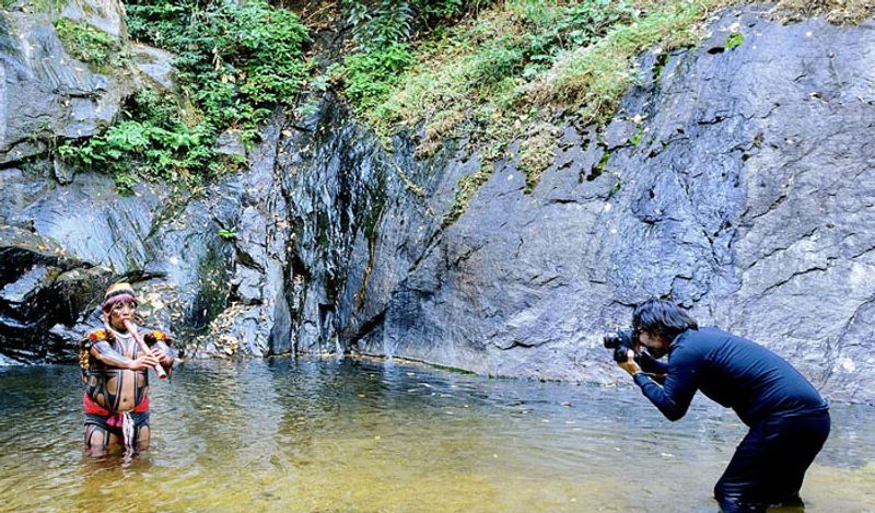 फोटोग्राफर रिकार्डो ने इन तस्वीरों को ब्राजीलियन इंडियंस प्रोजेक्ट के तहत खींचा। साल 2020 में अमेजन के जंगलों में लगी आग के बाद इस जनजाति को अपनी जिंदगी बचाने के लिए सामने आना पड़ा। 