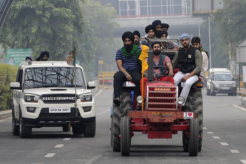 The farmer union leaders have come out with a list of Dos and Don'ts for the farmer rally. These include:
* No music will be played on the tractor to ensure that all announcements are heard by everyone in the parade without any hindrance.
* Not more than 5 people, including the driver, can ride on one tractor. No one will ride on the bonnet