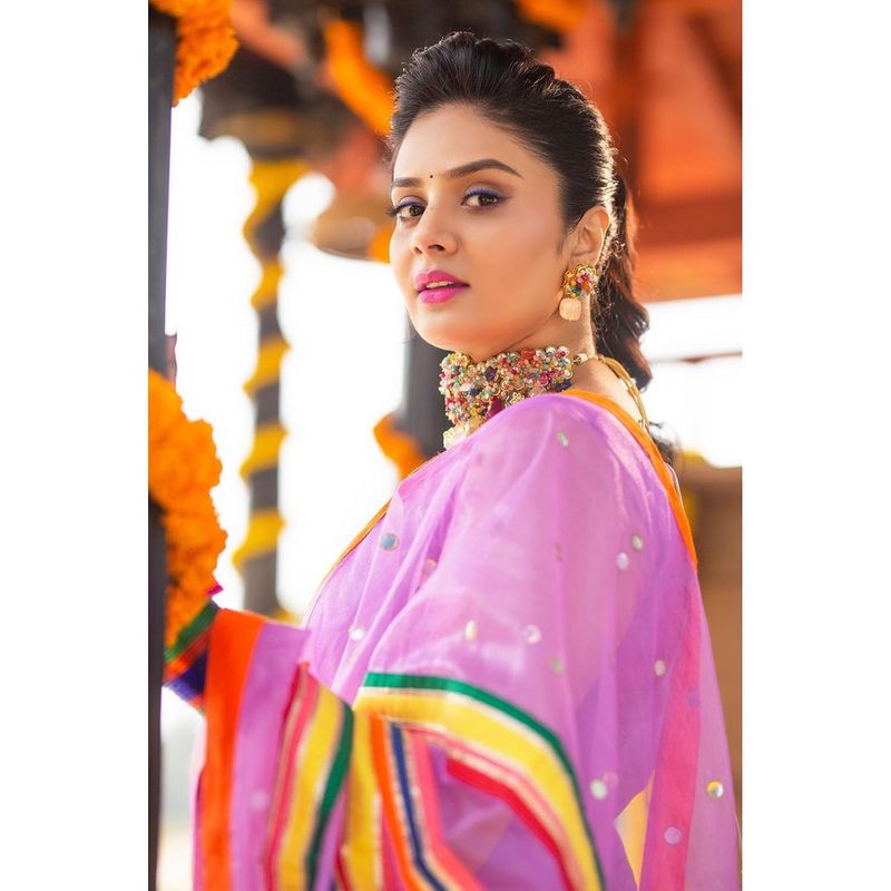 ఆ తరువాత ఫార్మ్ లో ఉన్న యంగ్ యాంకర్ శ్రీముఖిని సీజన్ 3 కోసం తీసుకోవడం జరిగింది. శ్రీముఖి అల్లరి కూడా స్టార్ట్ మ్యూజిక్ షోకి ఆదరణ తేలేకయింది.