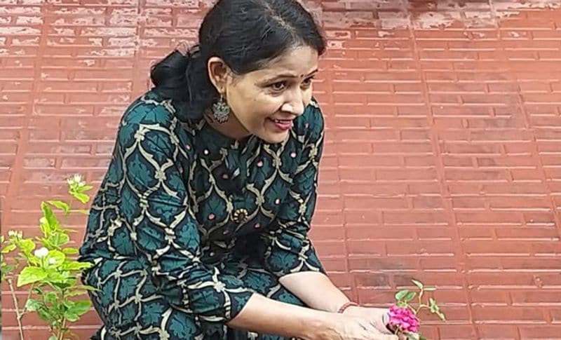 दरअसल, यह दर्दनाक घटना जयपुर के शिप्रापथ इलाके में घटी, जहां पर विद्या देवी (55) की महिला अपने घर में मौजूद थी। इसी दौरान कुछ बदमाश उनके घर आ धमके और उनको बंधक बना लिया। हालांकि अभी तक हात्य के कारणों का पता नहीं चल सका है। मृतका पेशे से एक टीचर थी जो कि यहां के एक सरकारी स्कूल में पढ़ाती थी। जिस वक्त यह वारदात हुई महिला अपने घर में अकेली थी।