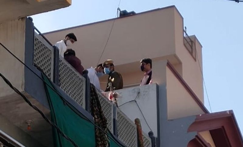 पुलिस ने आसपास के लोगों से इस घटना और मृतका के बारें जानकारी ली। पड़ोसियों ने बताया कि सुबह करीब सात बजे विद्या देवी को घर से बाहर दूध लेते हुए देखा था। कुछ देर बाद उन्होंने अपनी गाय को चारा भी डाला था। इसके बाद उनके घर से कोई हलचल नहीं हुई। ऐसे में बताया जा रहा है कि यह वारदात सुबह 7 से 10 बीच की है। फिलहाल पुलिस आसपास के सीसीटीवी को खंगाल रही है। अभी तक हत्यारों के बारे में कोई सबूत पुलिस के हाथ नहीं लगा है।