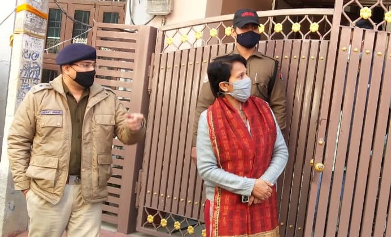 बता दें कि विद्या देवी रोज सोशल मीडिया पर अपनी डीपी और स्टेटस बदलती थीं। जहां वह भगवान लड्डू गोपाल की फोटो की डीपी फोन में लगाती थीं। लेकिन सोमवार सुबह 10 बजे तक जब उनकी डीपी नहीं बदली गई तो स्कूल और उनके साथी टीचर ने विद्या देवी को फोन किया। लेकिन काफी बार कॉल करने के बाद भी किसी ने रिसीव नहीं किया। ऐसें स्टाफ के लोगों को कुछ अनहोनि की शंका हुई तो उन्होंने पड़ोस में रहने वाले राजेश जैन को फोन किया और उनसे बात कराने को कहा। राजेश ने दरवाजे पर खड़े होकर आवाज लगाई, लेकिन कोई जवाब नहीं आया तो उन्होंने छत पर जाकर नीचे झांका तो विद्या देवी की लाश पड़ी हुई थी। (आला अफसर जांच करते हुए)