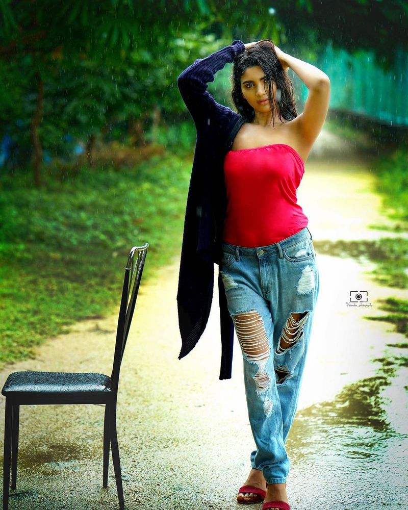 తన లేటెస్ట్ హాట్ ఫోటో షూట్ కి సంబంధించిన ఫోటోలు ఇంస్టాగ్రామ్ లో పంచుకోగా వైరల్ అవుతున్నాయి.