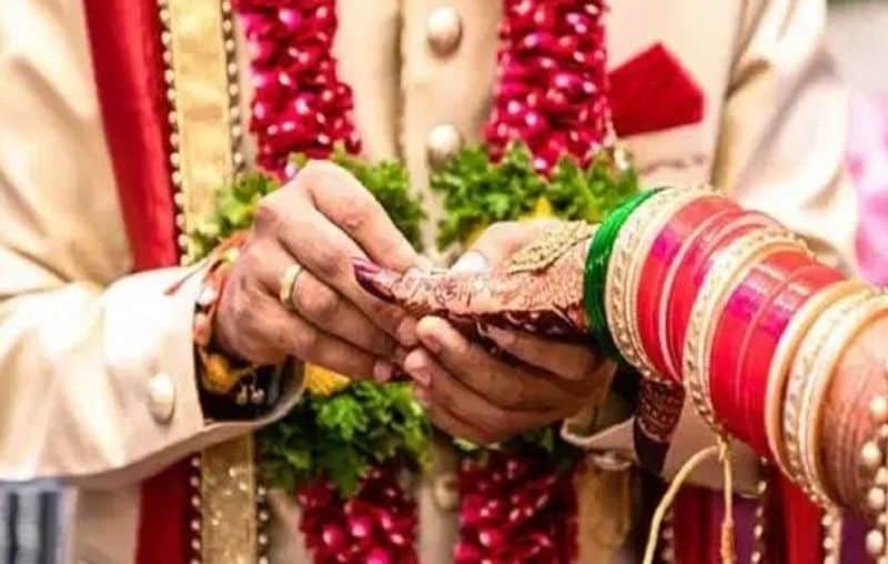 ವೈವಾಹಿಕ ಜೀವನದಲ್ಲಿ ಸಾಮರಸ್ಯವನ್ನು ತರುತ್ತದೆ ಮತ್ತು ಸಂಗಾತಿಗಳ ನಡುವಿನ ಪ್ರೀತಿ ಮತ್ತು ಸ್ನೇಹವನ್ನು ದ್ವಿಗುಣಗೊಳಿಸುತ್ತದೆ. ಮದುವೆಯ ದಿನದಂದು ಮುತ್ತು ಧರಿಸುವುದು ಶಾಂತಿ ಮತ್ತು ನೆಮ್ಮದಿ ತರುತ್ತದೆ ಮತ್ತು ದಂಪತಿ ನಡುವಿನ ಬಂಧವನ್ನು ಸುಧಾರಿಸುತ್ತದೆ.