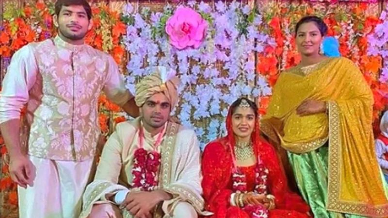इसी शो के बाद बबीता ने भारत केसरी पहलवान विवेक सुहाग के साथ शादी कर ली थी। इनकी शादी 1 दिसंबर, 2019 को हुई थी। बबीता के पैतृक गांव बलाली में बेहद सादगी के साथ विवाह की रस्में पूरी की गई थी।