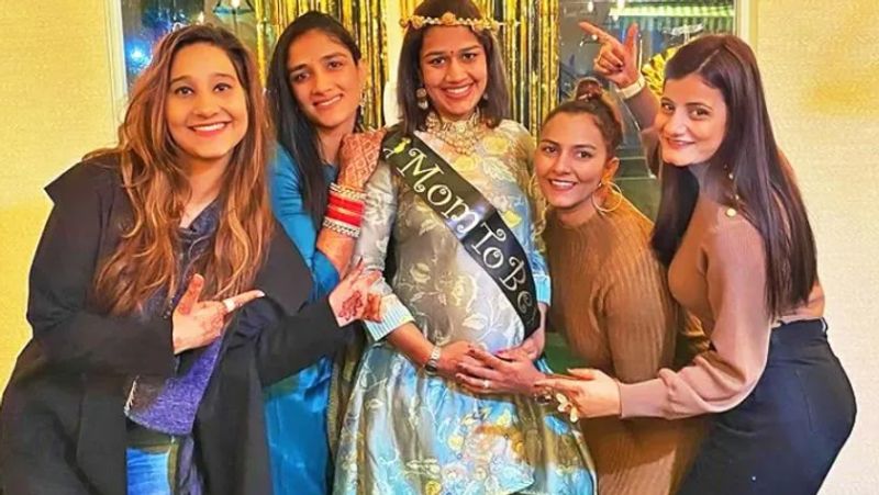 हाल ही में बबीता को हरियाणा महिला विकास निगम का चेयरपर्सन बनाया गया है। बबीता फोगाट ज्वलंत मुद्दों पर सोशल मीडिया के माध्यम से बेबाकी से अपनी राय भी रखती हैं। बबीता फोगाट की बड़ी बहन यानी दंगल गर्ल गीता फोगाट भी मां बन चुकी हैं। उन्होंने भी मां बनने के कुछ महीने पहले बेबी बंप के साथ एक फोटो सोशल मीडिया पर शेयर की थी।

