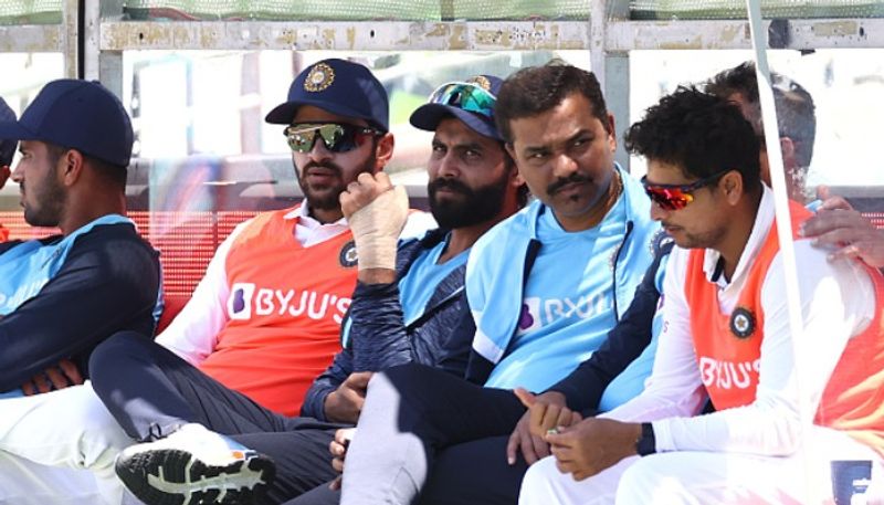 రవీంద్ర జడేజా గాయం తగ్గడానికి ఆరు వారాల విశ్రాంతి అవసరమని సూచించారు వైద్యులు. ఈ కారణంగానే ఆస్ట్రేలియాతో జరిగిన ఆఖరి టెస్టులో బరిలో దిగని జడేజా, స్వదేశంలో ఇంగ్లాండ్తో జరుగుతున్న మొదటి రెండు టెస్టులకు ఎంపిక చేసిన జట్టులో చోటు దక్కించుకోలేకపోయాడు.