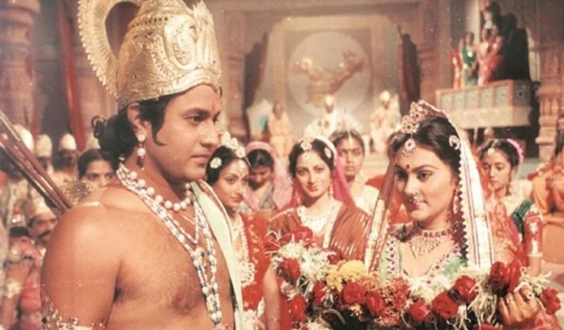 इसके बाद रामानंद सागर ने अरुण को बुलाकर उनसे कहा कि सेलेक्शन कमेटी ने उन्हें राम के रोल के लिए सिलेक्ट किया है। वो चाहते थे कि अरुण ही इस रोल को करें।